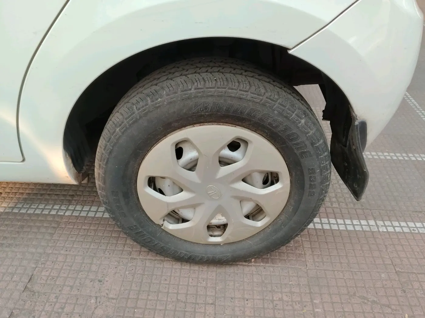 2012 Tata Indica Vista AURA + SAFIRE, Petrol, Manual, 40,679 km, tyre