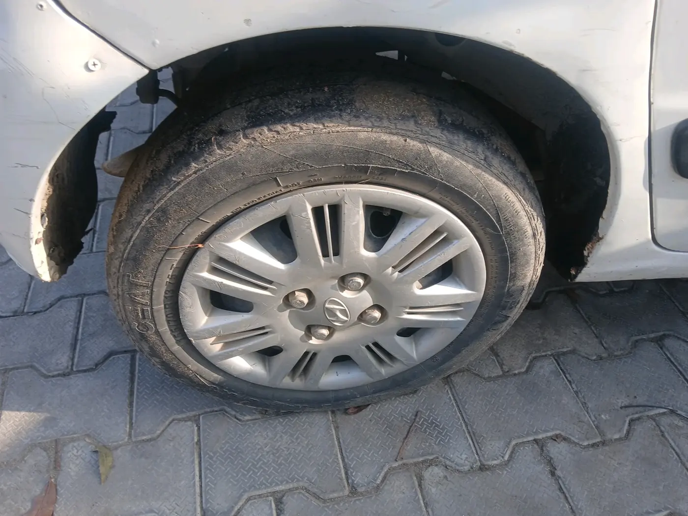 2011 Hyundai Santro Xing GLS LPG, Petrol, Manual, 1,03,922 km, tyre