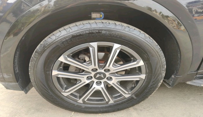 2023 Mahindra XUV700 AX 7 LUXURY D AT 7 STR, Diesel, Automatic, 68,341 km, tyre