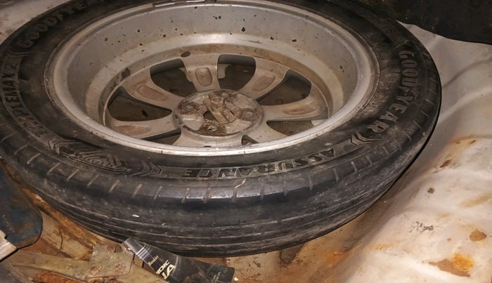 2012 Hyundai Verna FLUIDIC 1.6 CRDI SX, Diesel, Manual, 3,02,565 km, tyre