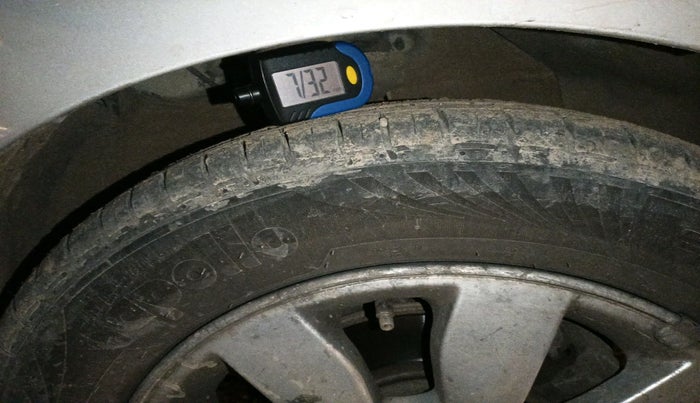 2015 Hyundai Xcent SX 1.2, Petrol, Manual, 2,20,106 km, tyre