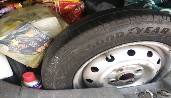 2011 Maruti Wagon R 1.0 LXI, Petrol, Manual, 14,890 km, tyre