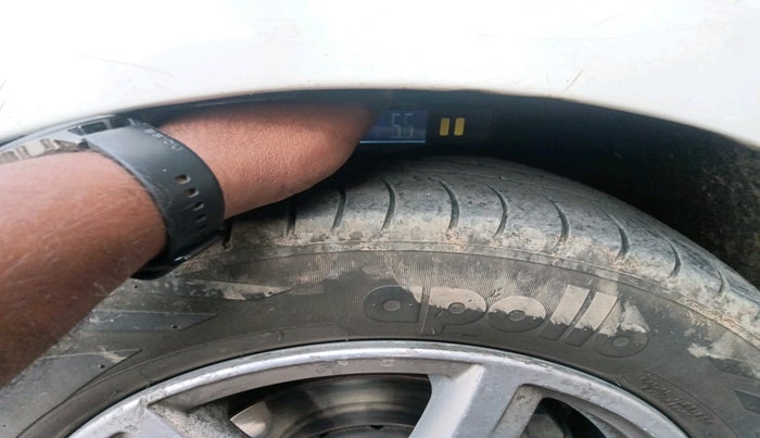 2013 Volkswagen Vento HIGHLINE DIESEL 1.6, Diesel, Manual, 1,77,450 km, tyre