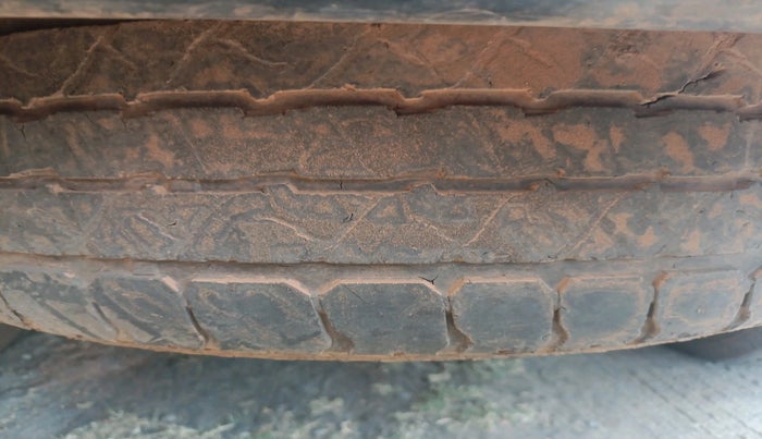 2017 Tata Safari Storme 2.2 EX 4X2, Diesel, Manual, 1,25,026 km, tyre