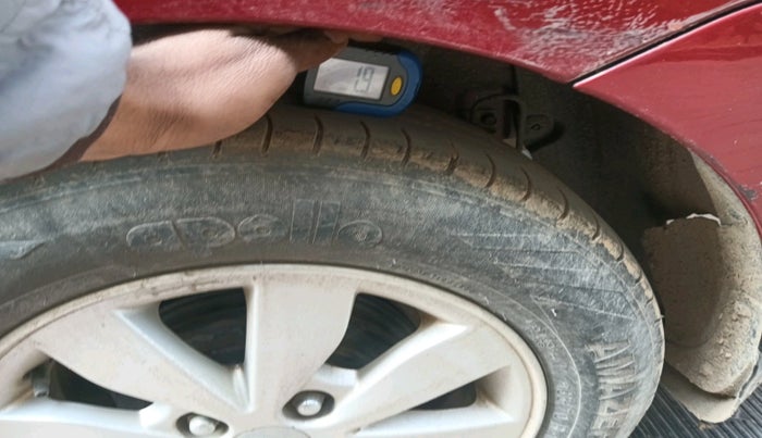 2015 Hyundai Xcent SX 1.2, Petrol, Manual, 1,12,936 km, tyre