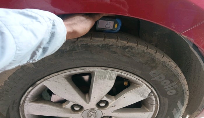 2015 Hyundai Xcent SX 1.2, Petrol, Manual, 1,12,936 km, tyre