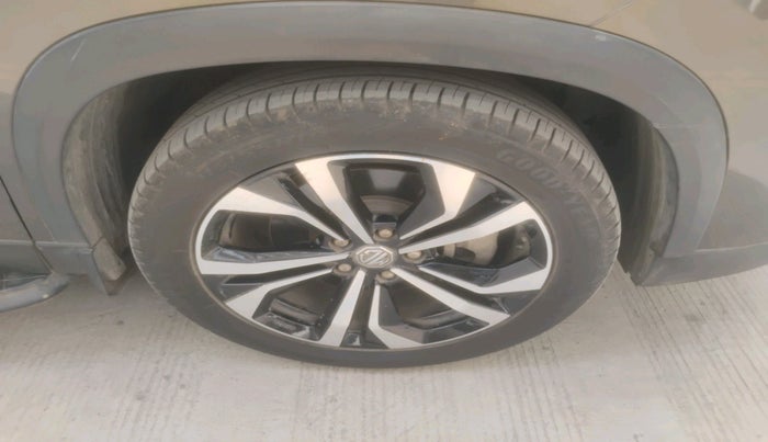 2023 MG HECTOR PLUS SHARP PRO 2.0 TURBO DIESEL 7 STR, Diesel, Manual, 18,226 km, tyre