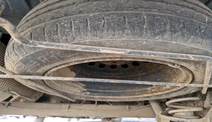 2016 Renault Lodgy 110 PS RXZ 8 STR, Diesel, Manual, 1,41,683 km, tyre