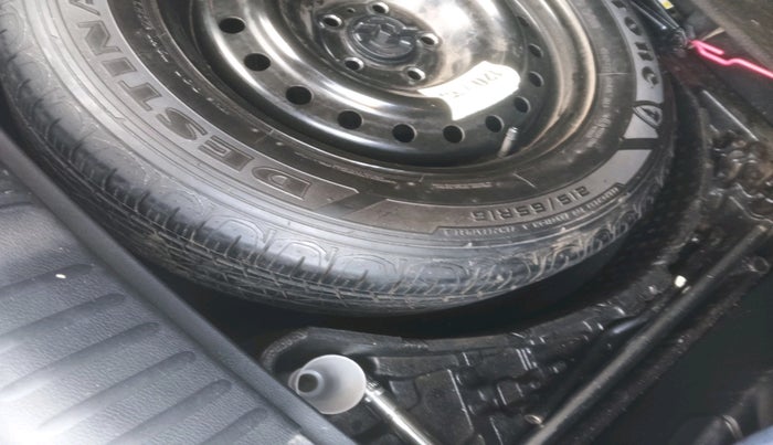 2017 Jeep Compass LIMITED 1.4 PETROL AT, Petrol, Automatic, 1,34,446 km, tyre