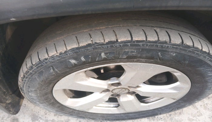 2017 Jeep Compass LIMITED 1.4 PETROL AT, Petrol, Automatic, 1,34,446 km, tyre