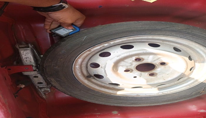 2017 Hyundai Eon ERA +, Petrol, Manual, 1,05,693 km, tyre