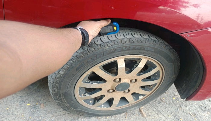 2017 Hyundai Eon ERA +, Petrol, Manual, 1,05,693 km, tyre