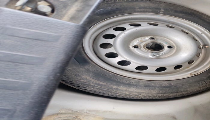 2015 Maruti Swift LXI, Petrol, Manual, 93,240 km, tyre