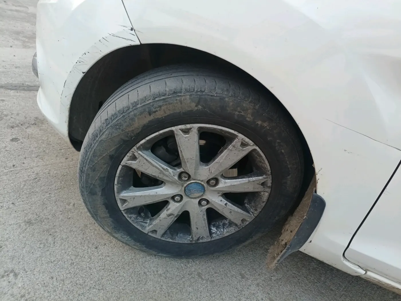 2011 Ford Fiesta TITANIUM DIESEL, Diesel, Manual, 2,10,000 km, tyre