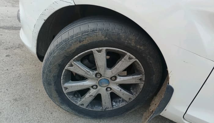 2011 Ford Fiesta TITANIUM DIESEL, Diesel, Manual, 2,10,000 km, tyre