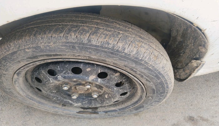 2016 Hyundai Xcent BASE 1.2, Petrol, Manual, 1,56,666 km, tyre