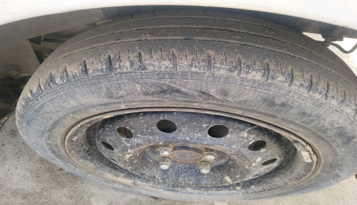 2016 Hyundai Xcent BASE 1.2, Petrol, Manual, 1,56,666 km, tyre