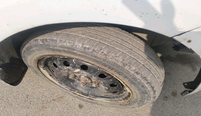 2016 Hyundai Xcent BASE 1.2, Petrol, Manual, 1,56,666 km, tyre