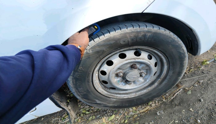 2014 Hyundai Eon ERA +, Petrol, Manual, 2,18,830 km, tyre