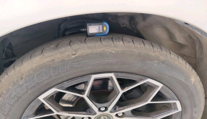 2016 Toyota Innova Crysta 2.4 ZX 7 STR, Diesel, Manual, 1,59,405 km, tyre