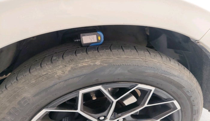 2016 Toyota Innova Crysta 2.4 ZX 7 STR, Diesel, Manual, 1,59,405 km, tyre