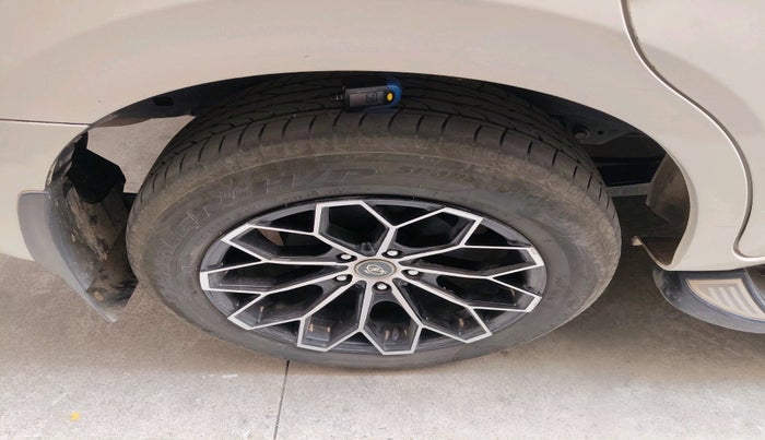 2016 Toyota Innova Crysta 2.4 ZX 7 STR, Diesel, Manual, 1,59,405 km, tyre