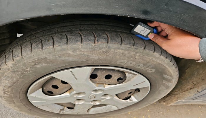 2019 Mahindra XUV300 W6 1.5 DIESEL, Diesel, Manual, 3,32,342 km, tyre