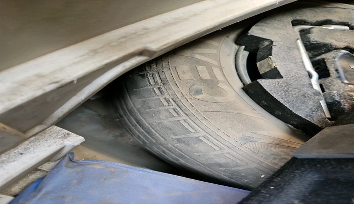 2019 Mahindra XUV300 W6 1.5 DIESEL, Diesel, Manual, 3,32,342 km, tyre