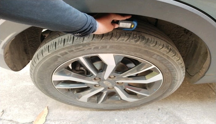 2021 Mahindra XUV300 W8 (O) 1.5 DIESEL AMT, Diesel, Automatic, 53,880 km, tyre