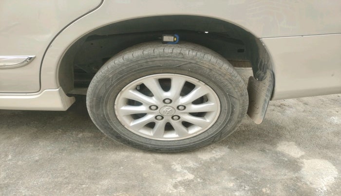 2014 Toyota Innova 2.5 VX 8 STR, Diesel, Manual, 1,20,288 km, tyre