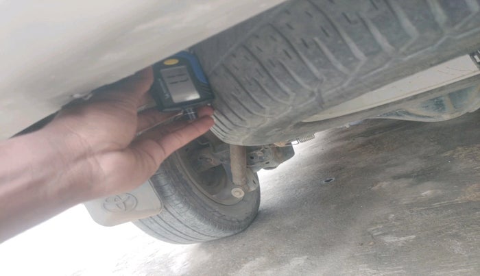 2014 Toyota Innova 2.5 VX 8 STR, Diesel, Manual, 1,20,288 km, tyre