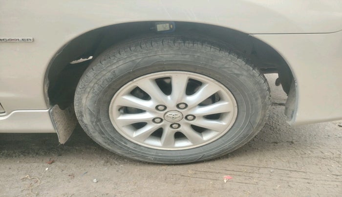 2014 Toyota Innova 2.5 VX 8 STR, Diesel, Manual, 1,20,288 km, tyre