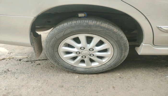 2014 Toyota Innova 2.5 VX 8 STR, Diesel, Manual, 1,20,288 km, tyre