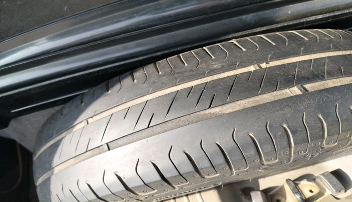 2013 Hyundai i10 ERA 1.1, Petrol, Manual, 1,01,377 km, tyre