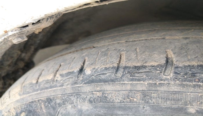 2013 Hyundai i10 ERA 1.1, Petrol, Manual, 1,01,377 km, tyre