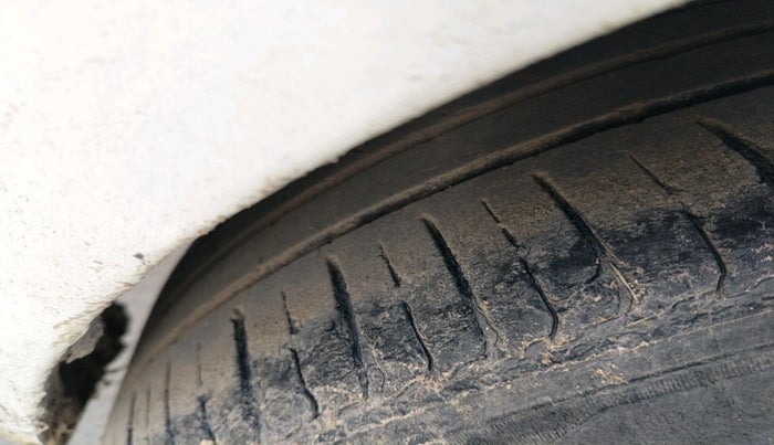 2013 Hyundai i10 ERA 1.1, Petrol, Manual, 1,01,377 km, tyre