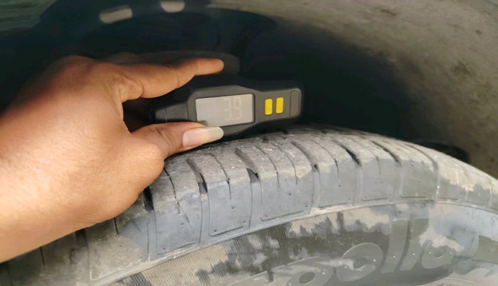 2015 Mahindra XUV500 W10, Diesel, Manual, 1,25,086 km, tyre