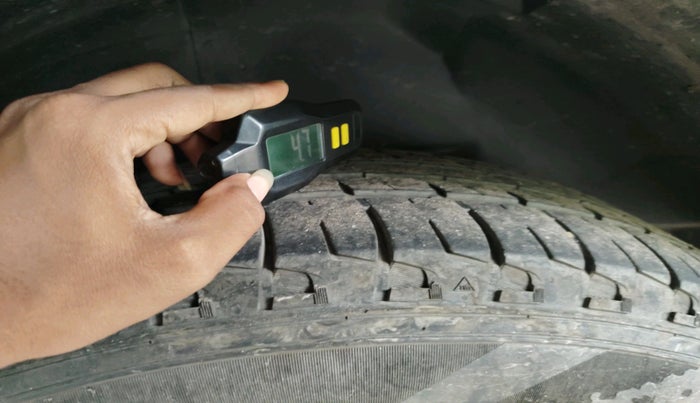 2015 Mahindra XUV500 W10, Diesel, Manual, 1,25,086 km, tyre