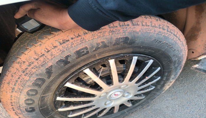 2018 Mahindra TUV300 T4 PLUS, Diesel, Manual, 1,20,160 km, tyre