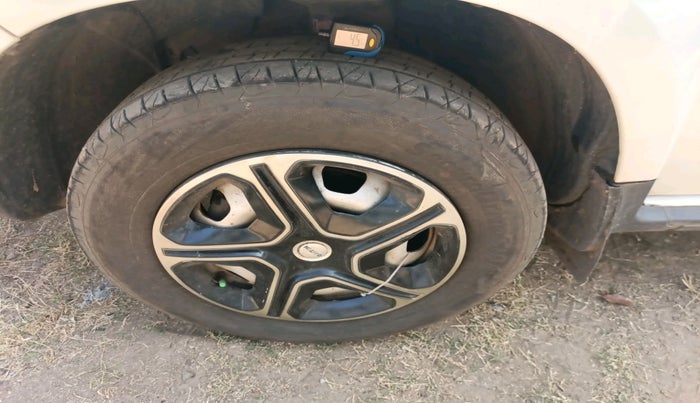 2015 Renault Duster 85 PS RXE DIESEL, Diesel, Manual, 2,53,808 km, tyre