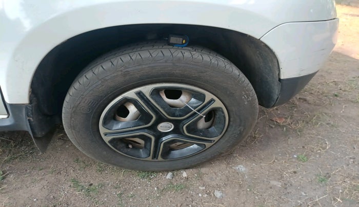 2015 Renault Duster 85 PS RXE DIESEL, Diesel, Manual, 2,53,808 km, tyre