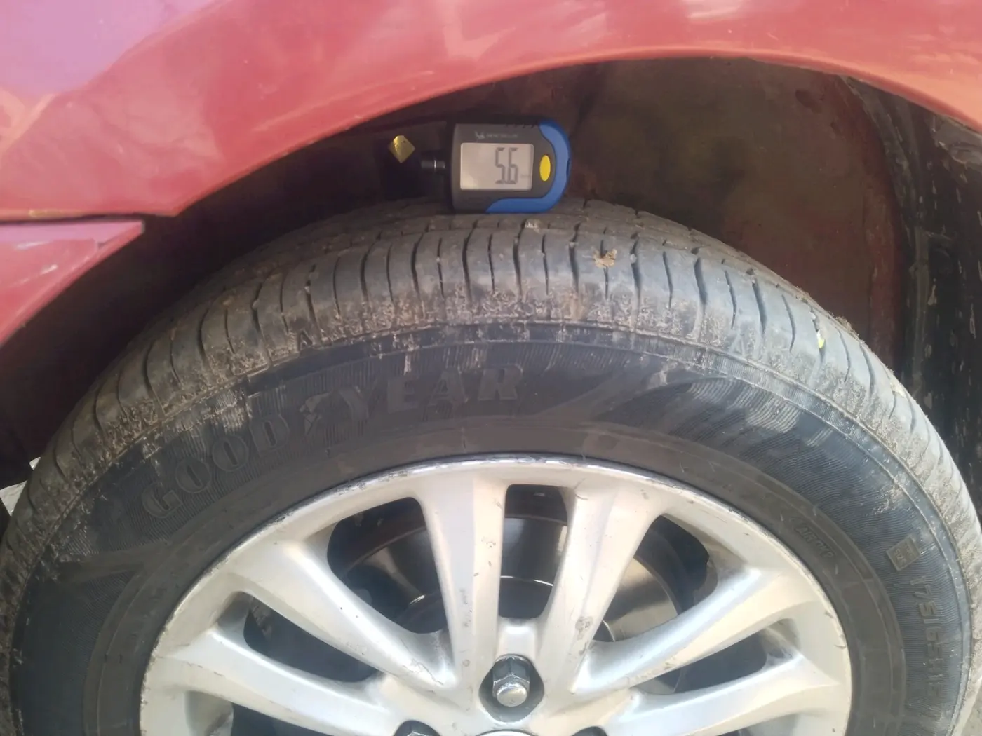 2011 Toyota Etios Liva VX, Petrol, Manual, 1,02,917 km, tyre