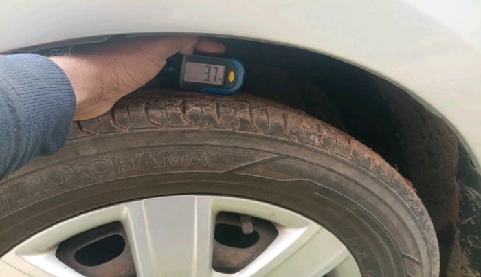 2011 Volkswagen Vento TRENDLINE 1.6, Petrol, Manual, 40,616 km, tyre