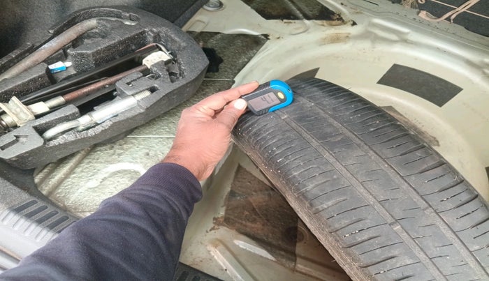 2011 Volkswagen Vento TRENDLINE 1.6, Petrol, Manual, 40,616 km, tyre