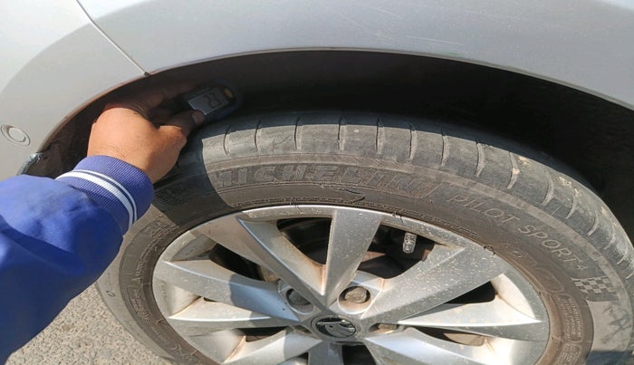 2017 Skoda Octavia 2.0 TDI L&K AT, Diesel, Automatic, 1,31,068 km, tyre