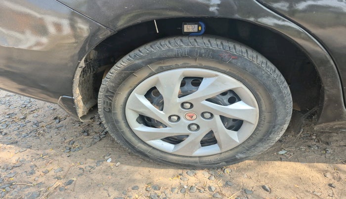 2017 Honda Amaze 1.2L I-VTEC SX, Petrol, Manual, 1,08,922 km, tyre