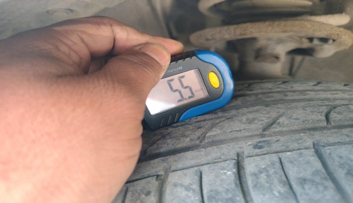 2014 Toyota Corolla Altis GL PETROL, Petrol, Manual, 1,65,221 km, tyre