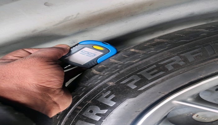 2014 Toyota Corolla Altis GL PETROL, Petrol, Manual, 1,65,221 km, tyre