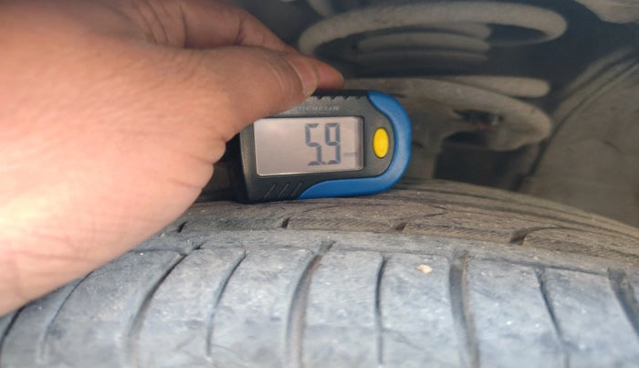 2014 Toyota Corolla Altis GL PETROL, Petrol, Manual, 1,65,221 km, tyre