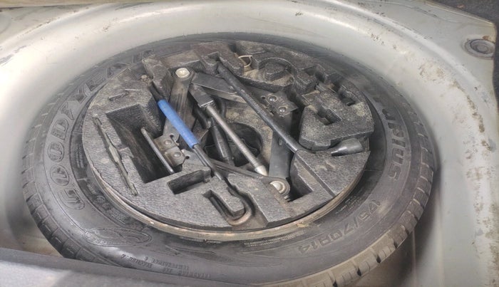 2017 Volkswagen Polo HIGHLINE1.5L, Diesel, Manual, 1,76,272 km, tyre